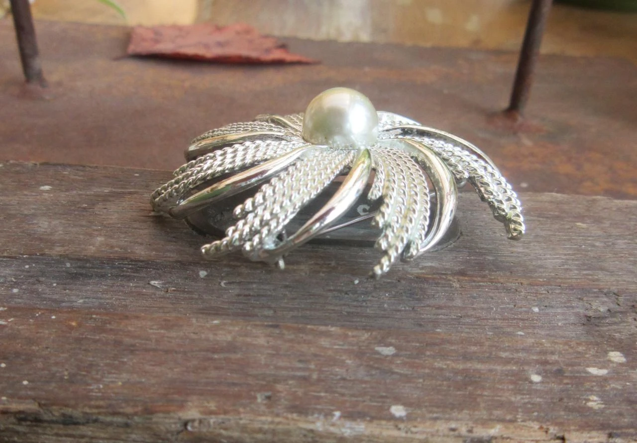 A beautiful silver flower-shaped brooch, signed Sarah Cov, retro.. – photo 7